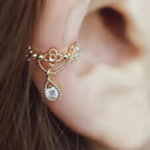 *Mary* Silver Cuff Earring - Picture 2 of 5